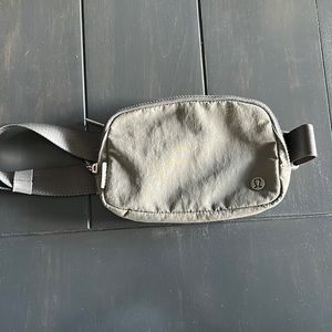 lululemon Everywhere Belt Bag in grey sage